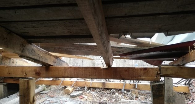 Güroymak’ta etkili olan fırtına okulların çatılarını uçurdu