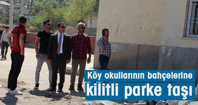 Güroymak'ta Köy okullarının bahçelerine kilitli parke taşı