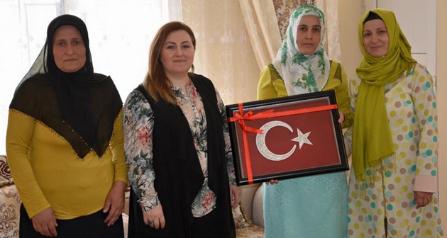 Güroymak'ta şehit ailelerine Türk Bayrağı tablosu hediye edildi