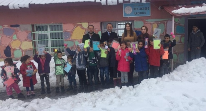 Güroymak'taki köy okullarına oyuncak ve kırtasiye yardımı