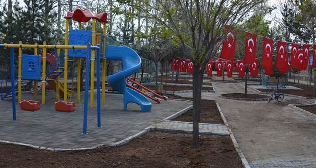Güroymak'taki Polis Lojmanı Bahçesinin Bakımı Yapıldı