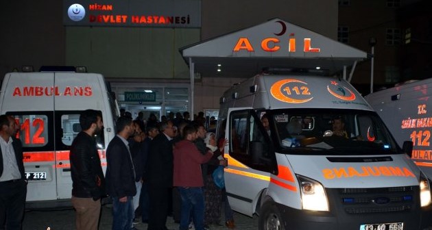 Hizan'da minibüs şarampole devrildi 10 kişi yaralandı