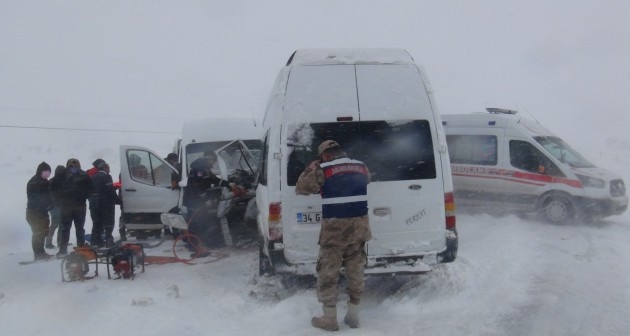 Hizan'da minibüsler kafa kafaya çarpıştı 17 yaralı