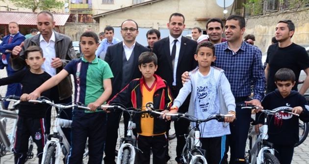 Hizan'da okullara 90 bisiklet dağıtıldı