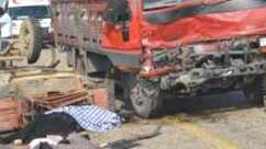 Kamyon Traktöre Çarptı 3 Ölü