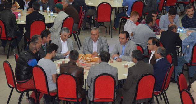 Kaymakam Erkan ve Belediye Başkan yardımcısı Menteş iftarını vatandaşlarla birlikte açtı