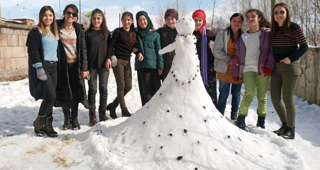 Köy okulunda kardan sanat yarışması düzenlendi