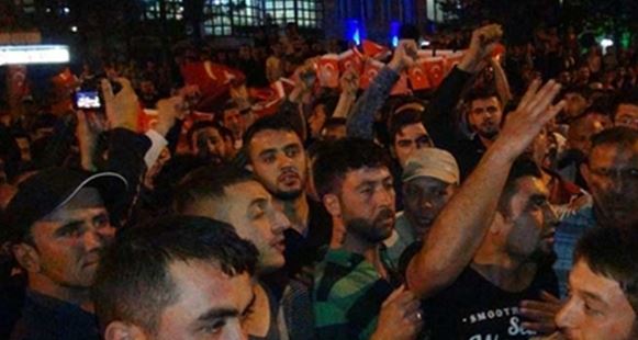 Kütahya'da linç girişimine uğrayan inşaat işçisi: O Türk bayrağını ben asmıştım, niye yakayım?