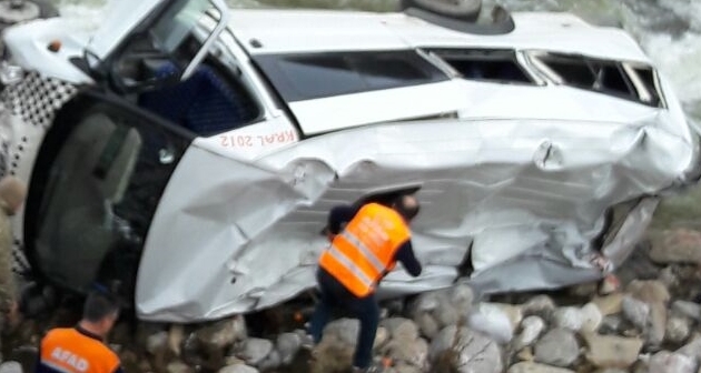 Mutki'de trafik kazası 1 ölü 10 yaralı
