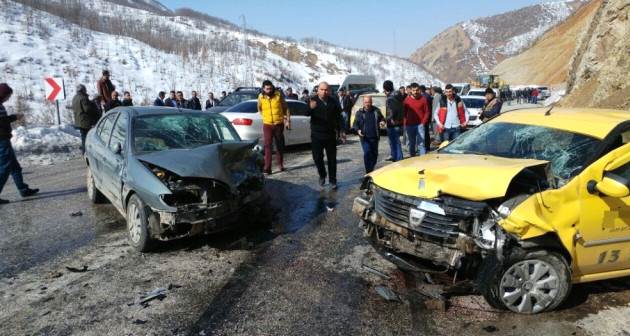 Mutki'de trafik kazası 1 ölü 6 yaralı