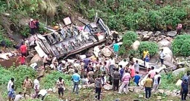 Otobüs uçuruma yuvarlandı, 44 yolcu hayatını kaybetti