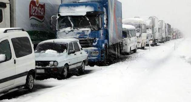 Tatvan - Ahlat yolu yoğun kar ve tipi nedeniyle kapandı!