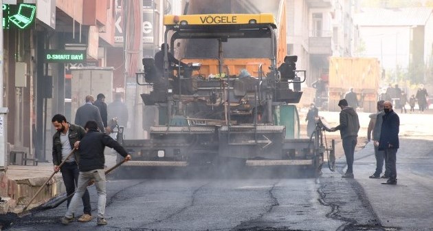 Tatvan Belediyesi asfalt serim çalışmalarına devam ediyor