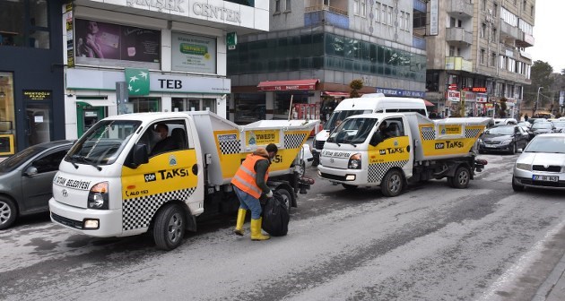 Tatvan cumhuriyet caddesini çöp taksiler temizliyor