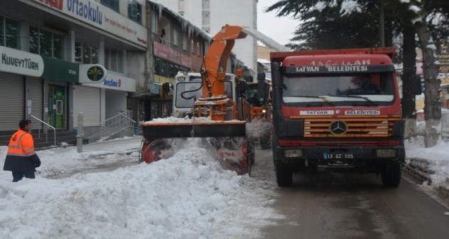 Tatvan'da 1500 kamyon kar ilçe merkezi dışına taşındı
