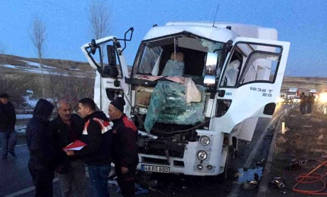 Tatvan'da 2 tır kaza yaptı 1 ölü 1 ağır yaralı