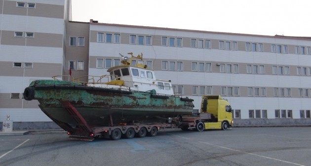 Tatvan’da 25 ton ağırlığındaki tekne okul bahçesine taşındı