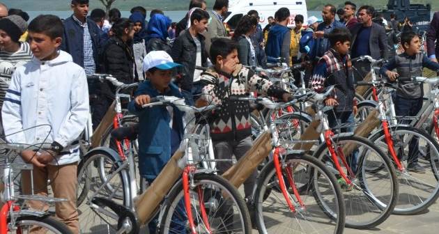 Tatvan'da 300 Öğrenciye Bisiklet Dağıtıldı