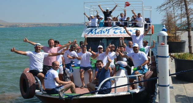 Tatvan’da 60 gönüllü 5 kilometre yüzdü