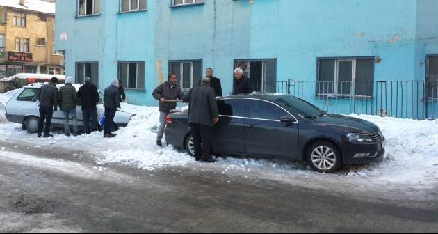 Tatvan'da çatıdan düşen kar kütlesi 2 aracı kullanılamaz hale getirdi