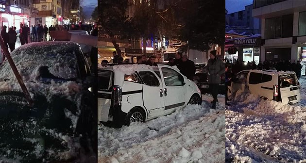 Tatvan'da çatıdan düşen kar kütlesi 3 araca hasar verdi