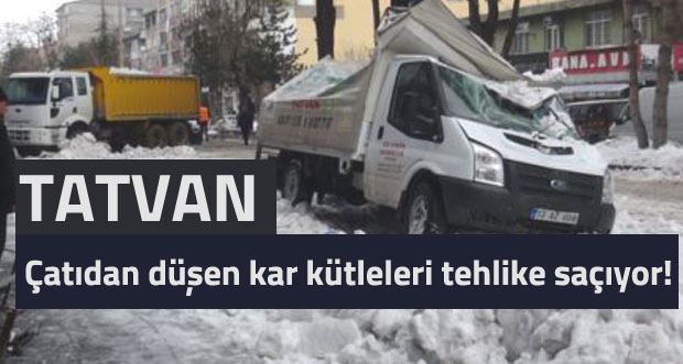 Tatvan'da çatıdan düşen kar kütlesi aracı kullanılmaz hale getirdi