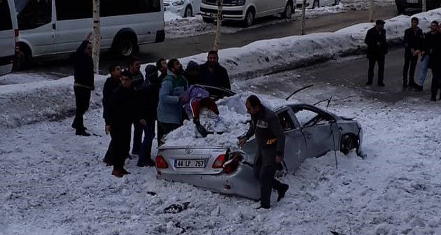 Tatvan'da çatıdan düşen kar kütlesi araçlara zarar verdi