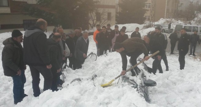 Tatvan'da çatıdan düşen kar kütlesi otomobile zarar verdi