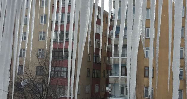Tatvan'da çatılarda 3 metrelik buz sarkıtları oluştu