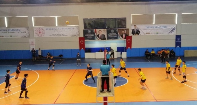 Tatvan’da düzenlenen voleybol turnuvasına 22 okul takımı katıldı