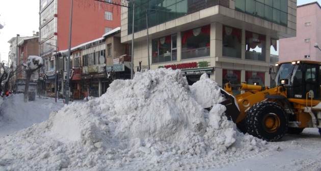 Tatvan'da ilçesinde 3 bin kamyon kar ilçe dışına taşındı