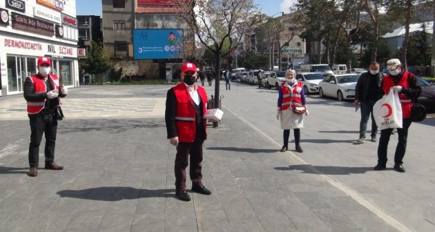 Tatvan’da Kızılay gönüllüleri maske ve dezenfektan jeli dağıttı