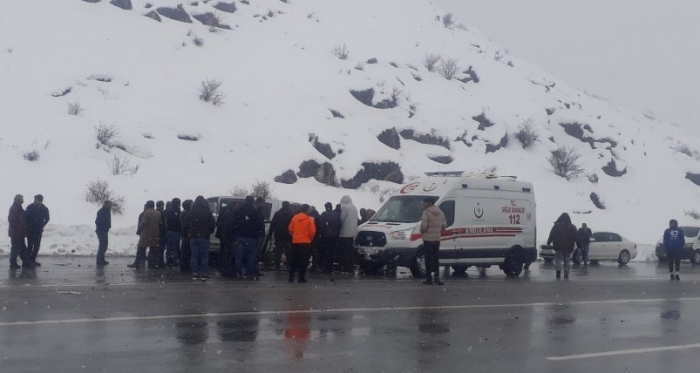 Tatvan'da minibüs ile otomobilin kazası 1 kişi hayatını kaybetti