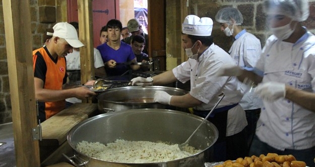 Tatvan'da MÜSİAD tarafından 300 kişilik iftar sofrası kuruldu