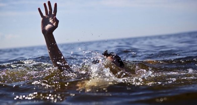 Tatvan'da Van Gölü'ne giren iki kız kardeş boğuldu