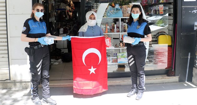 Tatvan'da vatandaşlara ücretsiz maske dağıtımı yapıldı