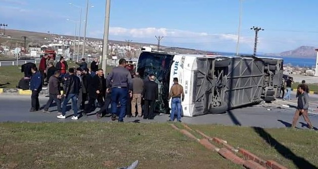 Tatvan'da Yolcu Otobüsü ile Tır Çarpıştı 32 Yaralı