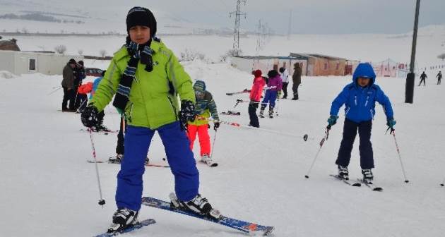 Tatvan Kaymakamlığı 60 öğrenciye kayak eğitimi verdi