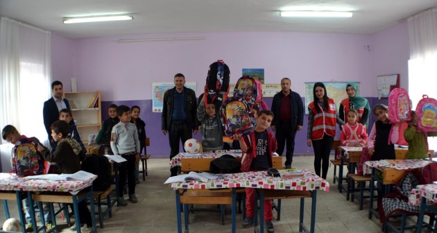 Türk Kızılayı Bitlis Şubesi tarafından bin öğrenciye kırtasiye yardımı