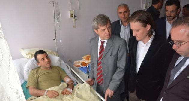 Vali Ahmet Çınar yaralı askerleri hastanede ziyaret etti