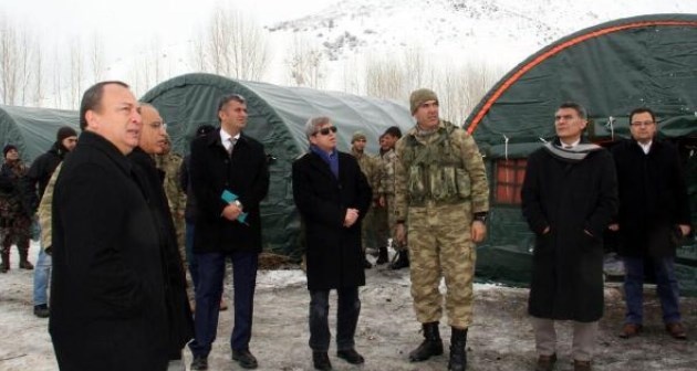 Vali Çınar'dan üs bölgesindeki askerlere ziyaret