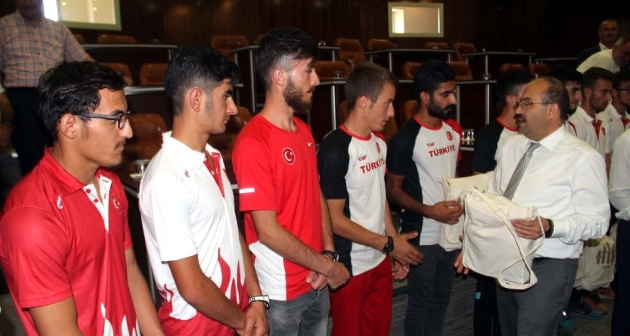Vali Ustaoğlu'ndan Bitlis'li Milli Sporculara Ödül