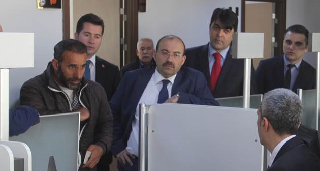 Vali Ustaoğlu Nüfus Müdüründen yeni sistem hakkında bilgi aldı