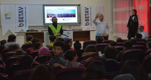 Vangölü Aktivistleri Tatvan’daki okullarda seminer düzenledi