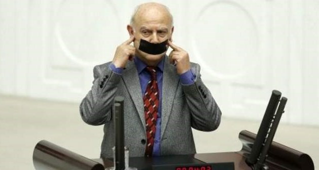 Zenderlioğlu, Meclis'te Ağzını Bantladı