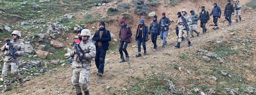 Bitlis'te 99 düzensiz göçmen ve 6 organizatör yakalandı