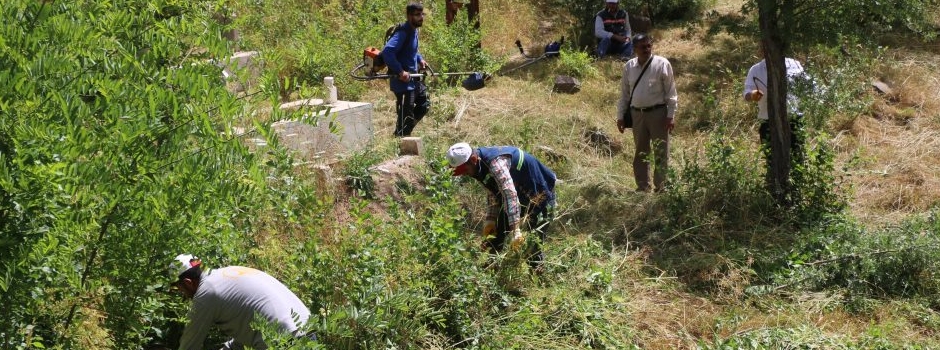 Bitlis'te bayram öncesi mezarlıklara bakım çalışması