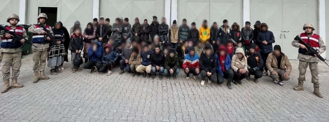 Bitlis’te bir minibüste 60 düzensiz göçmen yakalandı