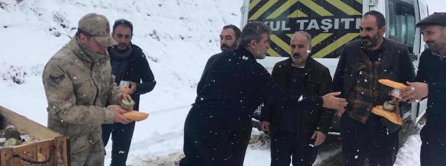 Bitlis'te jandarma karda mahsur kalan 1'i bebek 10 kişiyi kurtardı