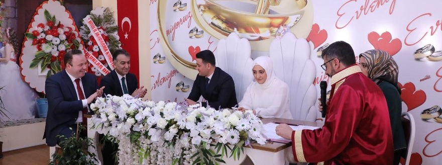Bitlis Valisi Oktay Çağatay nikah şahidi oldu